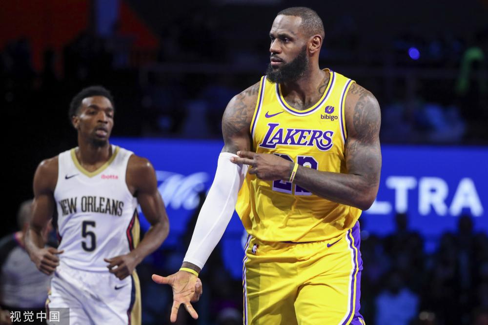 他来了他来了哈登中国行骑电动车进场这次头盔戴上了.